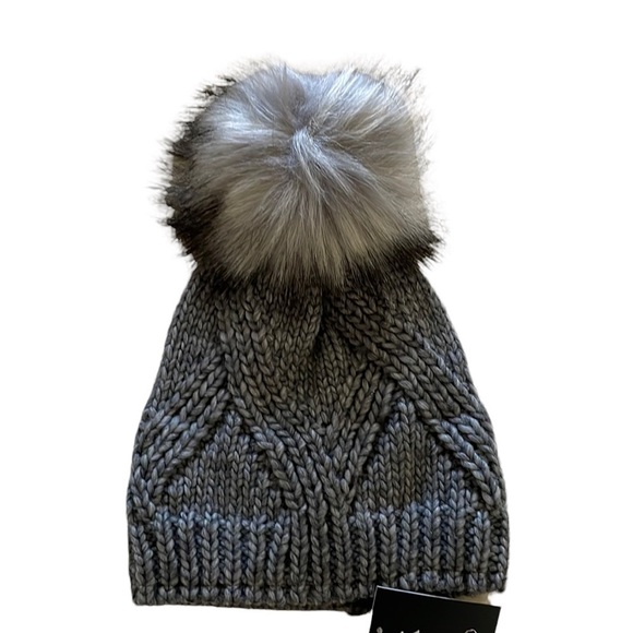 ♥️KYI KYI♥️Faux Fur Pompom Beanie size (OS) - Picture 1 of 6